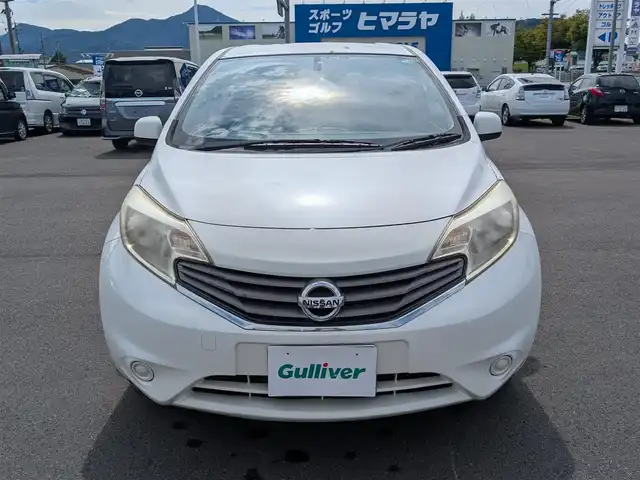 日産 ノート X DIG－S 福井県 2013(平25)年 8.9万km ブリリアントホワイトパール バックカメラ/日産純正ナビ/フルセグテレビ/前方ドライブレコーダー/ETC/スタッドレスタイヤ積込/盗難防止装置/純正フロアマット/スマートキー/アイドリングストップ/保証書・取説
