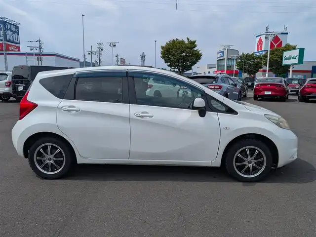 日産 ノート X DIG－S 福井県 2013(平25)年 8.9万km ブリリアントホワイトパール バックカメラ/日産純正ナビ/フルセグテレビ/前方ドライブレコーダー/ETC/スタッドレスタイヤ積込/盗難防止装置/純正フロアマット/スマートキー/アイドリングストップ/保証書・取説