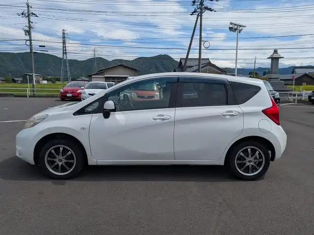 日産 ノート X DIG－S 福井県 2013(平25)年 8.9万km ブリリアントホワイトパール バックカメラ/日産純正ナビ/フルセグテレビ/前方ドライブレコーダー/ETC/スタッドレスタイヤ積込/盗難防止装置/純正フロアマット/スマートキー/アイドリングストップ/保証書・取説