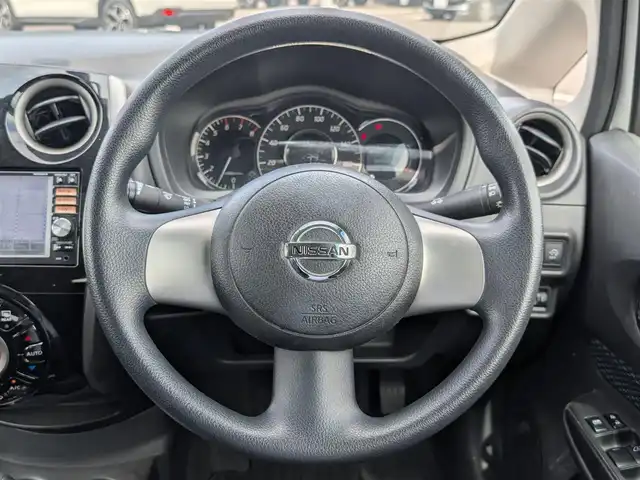 日産 ノート X DIG－S 福井県 2013(平25)年 8.9万km ブリリアントホワイトパール バックカメラ/日産純正ナビ/フルセグテレビ/前方ドライブレコーダー/ETC/スタッドレスタイヤ積込/盗難防止装置/純正フロアマット/スマートキー/アイドリングストップ/保証書・取説
