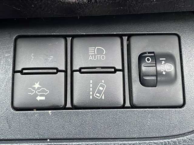 トヨタ シエンタ ハイブリッド X 青森県 2017(平29)年 6.3万km シルバーM ワンオーナー/社外9インチナビ・フルセグTV/CD・DVD・Bluetooth・SD/バックカメラ/片側パワースライドドア/OPセーフティセンスC/プリクラッシュセーフティ/レーンディパーチャーアラート/オートマチックハイビーム/社外エンジンスターター/ワイパーデアイサー/ビルトインETC/OPスマートエントリーパッケージ/スマートエントリー/プッシュスタートシステム/LEDヘッドライト/LEDフォグランプ/社外15インチアルミ