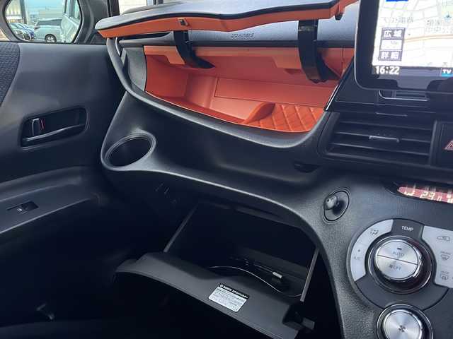 トヨタ シエンタ ハイブリッド X 青森県 2017(平29)年 6.3万km シルバーM ワンオーナー/社外9インチナビ・フルセグTV/CD・DVD・Bluetooth・SD/バックカメラ/片側パワースライドドア/OPセーフティセンスC/プリクラッシュセーフティ/レーンディパーチャーアラート/オートマチックハイビーム/社外エンジンスターター/ワイパーデアイサー/ビルトインETC/OPスマートエントリーパッケージ/スマートエントリー/プッシュスタートシステム/LEDヘッドライト/LEDフォグランプ/社外15インチアルミ