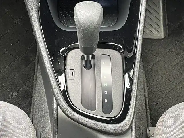 トヨタ ヤリス ハイブリッド G 岐阜県 2020(令2)年 7.3万km ホワイト/センシュアルレッドマイカ ワンオーナー/ディスプレイオーディオ/【Bluetooth】/バックカメラ/ドライブレコーダー/ETC/純正フロアマット/LEDオートライト/クルーズコントロール/横滑り防止装置/レーンキープアシスト/アイドリングストップ/保証書/取扱説明書