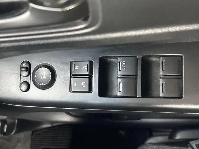 ホンダ Ｎ ＢＯＸ カスタム G 静岡県 2014(平26)年 6.1万km スマートブラック ユーザー買取車両/純正ミュージックサーバー/[AM/FM/CD/USB/AUX]/エンジンスタートボタン/USB入力端子/ベンチシート/横滑り防止装置/片側イージークローザードア/保証書/取扱説明書