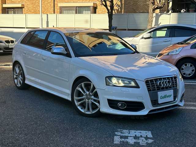 アウディ Ｓ３ スポーツバック 東京都 2009(平21)年 8.8万km 白 純正ナビ/　＜フルセグTV/DVD/CD/Bluetooth＞/ETC/ハーフレザーシート/シートヒーター/パワーシート/前方ドライブレコーダー/パドルシフト/革巻きステアリング/スペアキー/純正フロアマット/取扱説明書/保証書