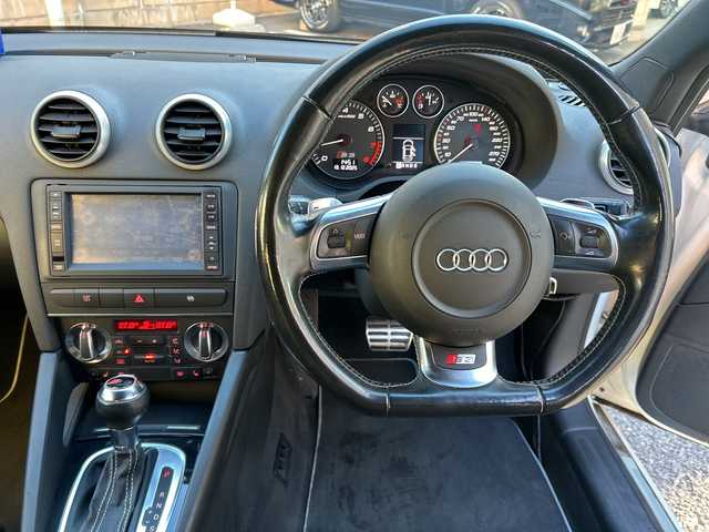 アウディ Ｓ３ スポーツバック 東京都 2009(平21)年 8.8万km 白 純正ナビ/　＜フルセグTV/DVD/CD/Bluetooth＞/ETC/ハーフレザーシート/シートヒーター/パワーシート/前方ドライブレコーダー/パドルシフト/革巻きステアリング/スペアキー/純正フロアマット/取扱説明書/保証書