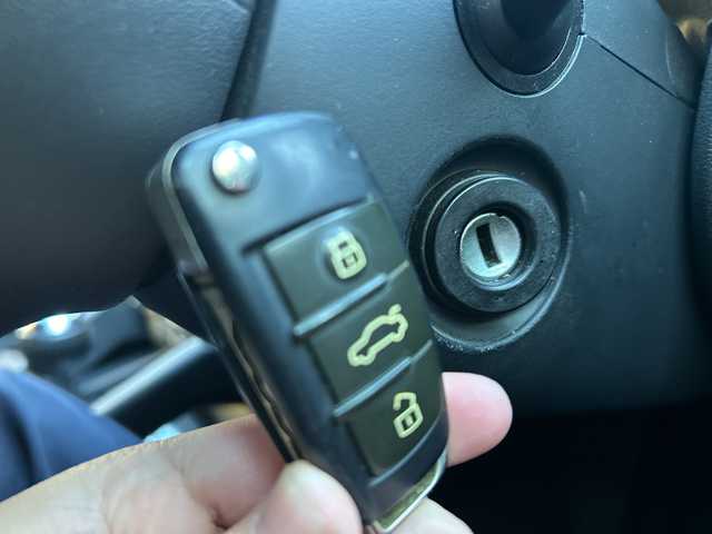 アウディ Ｓ３ スポーツバック 東京都 2009(平21)年 8.8万km 白 純正ナビ/　＜フルセグTV/DVD/CD/Bluetooth＞/ETC/ハーフレザーシート/シートヒーター/パワーシート/前方ドライブレコーダー/パドルシフト/革巻きステアリング/スペアキー/純正フロアマット/取扱説明書/保証書