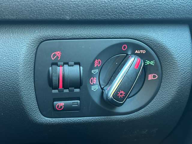 アウディ Ｓ３ スポーツバック 東京都 2009(平21)年 8.8万km 白 純正ナビ/　＜フルセグTV/DVD/CD/Bluetooth＞/ETC/ハーフレザーシート/シートヒーター/パワーシート/前方ドライブレコーダー/パドルシフト/革巻きステアリング/スペアキー/純正フロアマット/取扱説明書/保証書