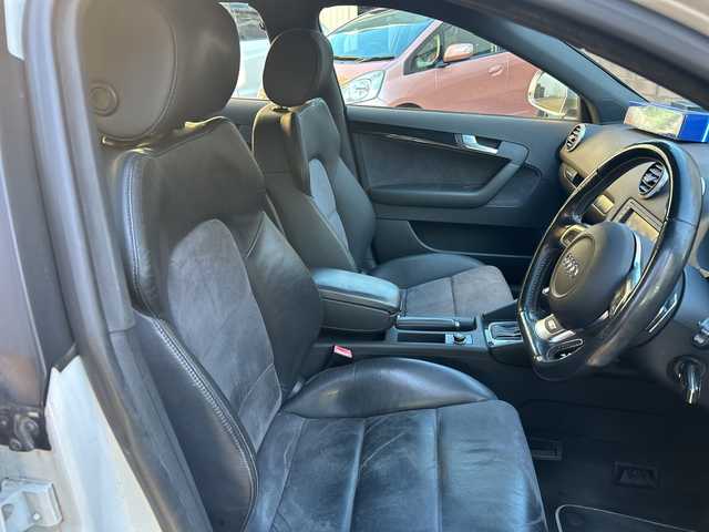 アウディ Ｓ３ スポーツバック 東京都 2009(平21)年 8.8万km 白 純正ナビ/　＜フルセグTV/DVD/CD/Bluetooth＞/ETC/ハーフレザーシート/シートヒーター/パワーシート/前方ドライブレコーダー/パドルシフト/革巻きステアリング/スペアキー/純正フロアマット/取扱説明書/保証書