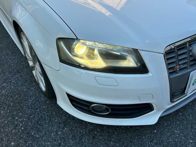 アウディ Ｓ３ スポーツバック 東京都 2009(平21)年 8.8万km 白 純正ナビ/　＜フルセグTV/DVD/CD/Bluetooth＞/ETC/ハーフレザーシート/シートヒーター/パワーシート/前方ドライブレコーダー/パドルシフト/革巻きステアリング/スペアキー/純正フロアマット/取扱説明書/保証書