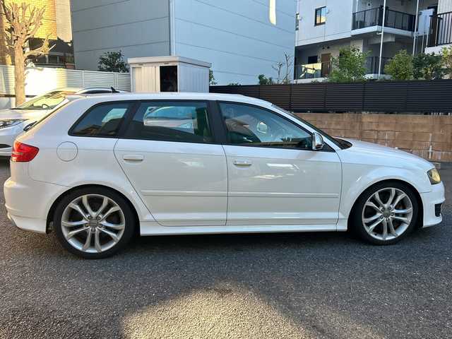 アウディ Ｓ３ スポーツバック 東京都 2009(平21)年 8.8万km 白 純正ナビ/　＜フルセグTV/DVD/CD/Bluetooth＞/ETC/ハーフレザーシート/シートヒーター/パワーシート/前方ドライブレコーダー/パドルシフト/革巻きステアリング/スペアキー/純正フロアマット/取扱説明書/保証書