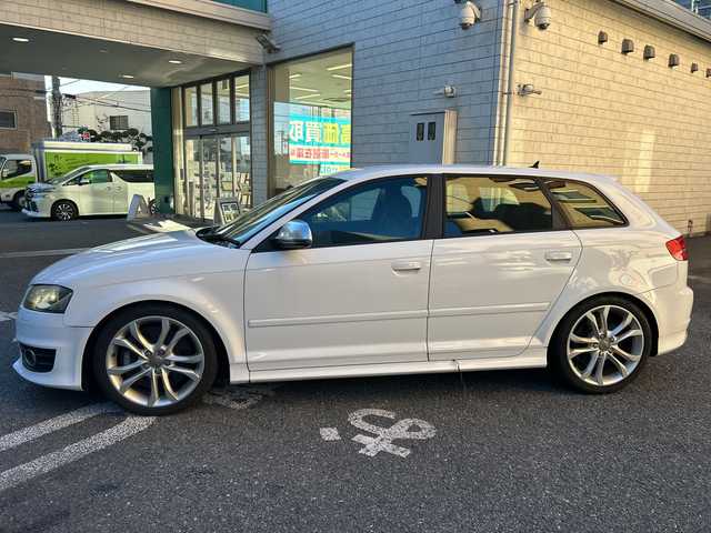 アウディ Ｓ３ スポーツバック 東京都 2009(平21)年 8.8万km 白 純正ナビ/　＜フルセグTV/DVD/CD/Bluetooth＞/ETC/ハーフレザーシート/シートヒーター/パワーシート/前方ドライブレコーダー/パドルシフト/革巻きステアリング/スペアキー/純正フロアマット/取扱説明書/保証書