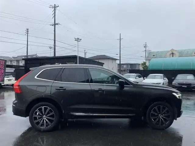 ボルボ ＸＣ６０ B5 AWD インスクリプション 岐阜県 2020(令2)年 2.7万km グレーＭ 電子制御式4輪エアサスペンション/Bowers&Wilkinsプレミアムサウンド/パノラマガラスサンルーフ/City Safety（衝突回避被害軽減ブレーキシステム）/　歩行者・サイクリスト・大型動物検知機能（夜間含む）/　インターセクションサポート（右折時対向車検知機能）/　対向車対応機能/　ステアリングサポート（衝突回避支援機能）/オンカミングレーンミティゲーション/全車速追従機能付ACC/パイロットアシスト/後車衝突回避支援機能付ブラインドスポット/レーンチェンジマージエイド/レーンキーピングエイド/フルアクティブハイビーム/360°ビューカメラ/ヘッドアップ・ディスプレイ/HDDナビゲーションシステム/12セグ地上デジタルTV/ETC2.0対応車載器