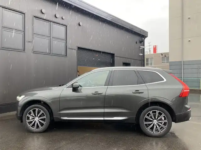 ボルボ ＸＣ６０ B5 AWD インスクリプション 岐阜県 2020(令2)年 2.7万km グレーＭ 電子制御式4輪エアサスペンション/Bowers&Wilkinsプレミアムサウンド/パノラマガラスサンルーフ/City Safety（衝突回避被害軽減ブレーキシステム）/　歩行者・サイクリスト・大型動物検知機能（夜間含む）/　インターセクションサポート（右折時対向車検知機能）/　対向車対応機能/　ステアリングサポート（衝突回避支援機能）/オンカミングレーンミティゲーション/全車速追従機能付ACC/パイロットアシスト/後車衝突回避支援機能付ブラインドスポット/レーンチェンジマージエイド/レーンキーピングエイド/フルアクティブハイビーム/360°ビューカメラ/ヘッドアップ・ディスプレイ/HDDナビゲーションシステム/12セグ地上デジタルTV/ETC2.0対応車載器