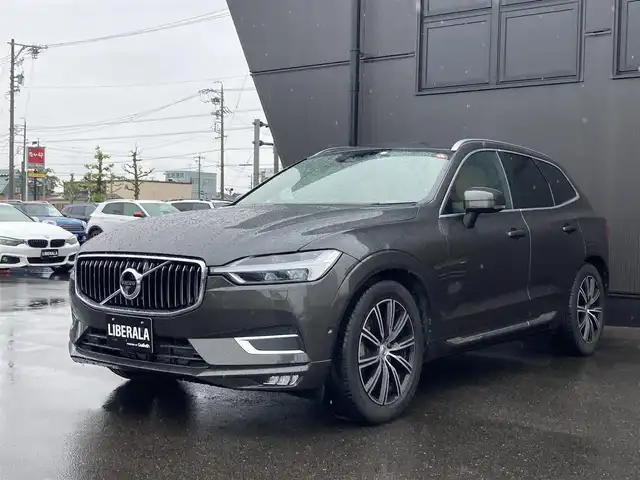 ボルボ ＸＣ６０ B5 AWD インスクリプション 岐阜県 2020(令2)年 2.7万km グレーＭ 電子制御式4輪エアサスペンション/Bowers&Wilkinsプレミアムサウンド/パノラマガラスサンルーフ/City Safety（衝突回避被害軽減ブレーキシステム）/　歩行者・サイクリスト・大型動物検知機能（夜間含む）/　インターセクションサポート（右折時対向車検知機能）/　対向車対応機能/　ステアリングサポート（衝突回避支援機能）/オンカミングレーンミティゲーション/全車速追従機能付ACC/パイロットアシスト/後車衝突回避支援機能付ブラインドスポット/レーンチェンジマージエイド/レーンキーピングエイド/フルアクティブハイビーム/360°ビューカメラ/ヘッドアップ・ディスプレイ/HDDナビゲーションシステム/12セグ地上デジタルTV/ETC2.0対応車載器