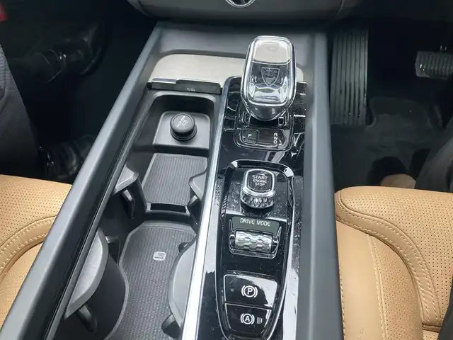 ボルボ ＸＣ６０ B5 AWD インスクリプション 岐阜県 2020(令2)年 2.7万km グレーＭ 電子制御式4輪エアサスペンション/Bowers&Wilkinsプレミアムサウンド/パノラマガラスサンルーフ/City Safety（衝突回避被害軽減ブレーキシステム）/　歩行者・サイクリスト・大型動物検知機能（夜間含む）/　インターセクションサポート（右折時対向車検知機能）/　対向車対応機能/　ステアリングサポート（衝突回避支援機能）/オンカミングレーンミティゲーション/全車速追従機能付ACC/パイロットアシスト/後車衝突回避支援機能付ブラインドスポット/レーンチェンジマージエイド/レーンキーピングエイド/フルアクティブハイビーム/360°ビューカメラ/ヘッドアップ・ディスプレイ/HDDナビゲーションシステム/12セグ地上デジタルTV/ETC2.0対応車載器