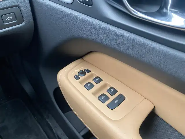 ボルボ ＸＣ６０ B5 AWD インスクリプション 岐阜県 2020(令2)年 2.7万km グレーＭ 電子制御式4輪エアサスペンション/Bowers&Wilkinsプレミアムサウンド/パノラマガラスサンルーフ/City Safety（衝突回避被害軽減ブレーキシステム）/　歩行者・サイクリスト・大型動物検知機能（夜間含む）/　インターセクションサポート（右折時対向車検知機能）/　対向車対応機能/　ステアリングサポート（衝突回避支援機能）/オンカミングレーンミティゲーション/全車速追従機能付ACC/パイロットアシスト/後車衝突回避支援機能付ブラインドスポット/レーンチェンジマージエイド/レーンキーピングエイド/フルアクティブハイビーム/360°ビューカメラ/ヘッドアップ・ディスプレイ/HDDナビゲーションシステム/12セグ地上デジタルTV/ETC2.0対応車載器