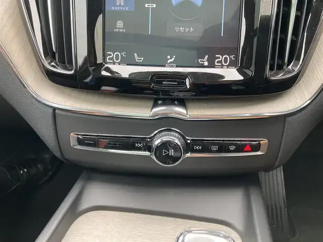 ボルボ ＸＣ６０ B5 AWD インスクリプション 岐阜県 2020(令2)年 2.7万km グレーＭ 電子制御式4輪エアサスペンション/Bowers&Wilkinsプレミアムサウンド/パノラマガラスサンルーフ/City Safety（衝突回避被害軽減ブレーキシステム）/　歩行者・サイクリスト・大型動物検知機能（夜間含む）/　インターセクションサポート（右折時対向車検知機能）/　対向車対応機能/　ステアリングサポート（衝突回避支援機能）/オンカミングレーンミティゲーション/全車速追従機能付ACC/パイロットアシスト/後車衝突回避支援機能付ブラインドスポット/レーンチェンジマージエイド/レーンキーピングエイド/フルアクティブハイビーム/360°ビューカメラ/ヘッドアップ・ディスプレイ/HDDナビゲーションシステム/12セグ地上デジタルTV/ETC2.0対応車載器