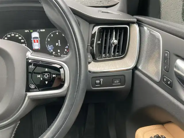 ボルボ ＸＣ６０ B5 AWD インスクリプション 岐阜県 2020(令2)年 2.7万km グレーＭ 電子制御式4輪エアサスペンション/Bowers&Wilkinsプレミアムサウンド/パノラマガラスサンルーフ/City Safety（衝突回避被害軽減ブレーキシステム）/　歩行者・サイクリスト・大型動物検知機能（夜間含む）/　インターセクションサポート（右折時対向車検知機能）/　対向車対応機能/　ステアリングサポート（衝突回避支援機能）/オンカミングレーンミティゲーション/全車速追従機能付ACC/パイロットアシスト/後車衝突回避支援機能付ブラインドスポット/レーンチェンジマージエイド/レーンキーピングエイド/フルアクティブハイビーム/360°ビューカメラ/ヘッドアップ・ディスプレイ/HDDナビゲーションシステム/12セグ地上デジタルTV/ETC2.0対応車載器