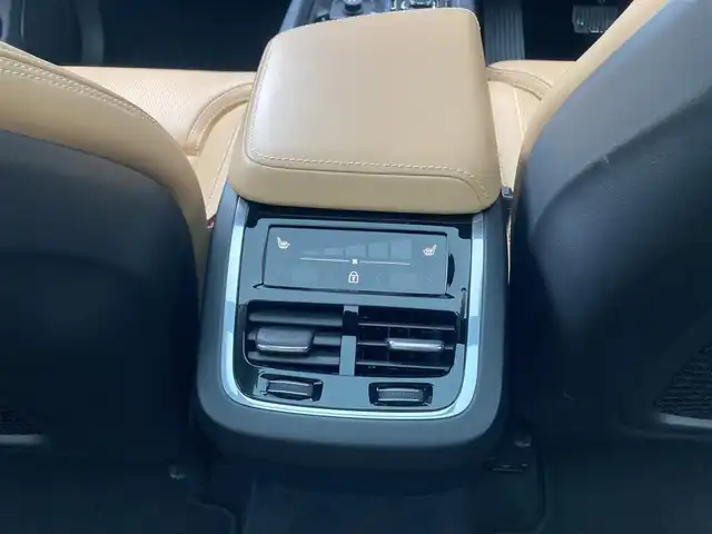 ボルボ ＸＣ６０ B5 AWD インスクリプション 岐阜県 2020(令2)年 2.7万km グレーＭ 電子制御式4輪エアサスペンション/Bowers&Wilkinsプレミアムサウンド/パノラマガラスサンルーフ/City Safety（衝突回避被害軽減ブレーキシステム）/　歩行者・サイクリスト・大型動物検知機能（夜間含む）/　インターセクションサポート（右折時対向車検知機能）/　対向車対応機能/　ステアリングサポート（衝突回避支援機能）/オンカミングレーンミティゲーション/全車速追従機能付ACC/パイロットアシスト/後車衝突回避支援機能付ブラインドスポット/レーンチェンジマージエイド/レーンキーピングエイド/フルアクティブハイビーム/360°ビューカメラ/ヘッドアップ・ディスプレイ/HDDナビゲーションシステム/12セグ地上デジタルTV/ETC2.0対応車載器