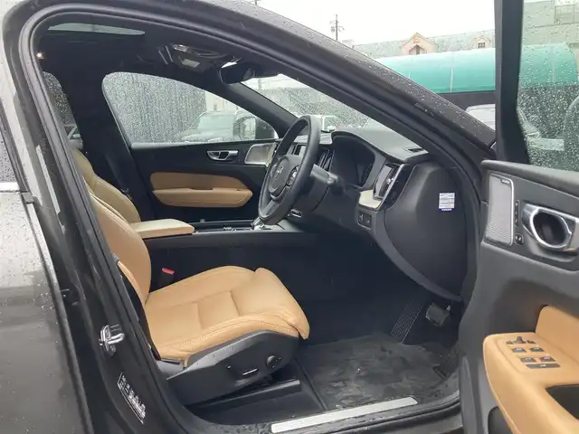 ボルボ ＸＣ６０ B5 AWD インスクリプション 岐阜県 2020(令2)年 2.7万km グレーＭ 電子制御式4輪エアサスペンション/Bowers&Wilkinsプレミアムサウンド/パノラマガラスサンルーフ/City Safety（衝突回避被害軽減ブレーキシステム）/　歩行者・サイクリスト・大型動物検知機能（夜間含む）/　インターセクションサポート（右折時対向車検知機能）/　対向車対応機能/　ステアリングサポート（衝突回避支援機能）/オンカミングレーンミティゲーション/全車速追従機能付ACC/パイロットアシスト/後車衝突回避支援機能付ブラインドスポット/レーンチェンジマージエイド/レーンキーピングエイド/フルアクティブハイビーム/360°ビューカメラ/ヘッドアップ・ディスプレイ/HDDナビゲーションシステム/12セグ地上デジタルTV/ETC2.0対応車載器