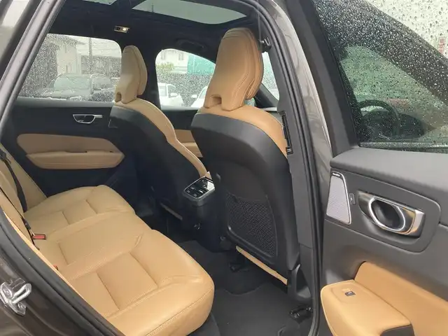ボルボ ＸＣ６０ B5 AWD インスクリプション 岐阜県 2020(令2)年 2.7万km グレーＭ 電子制御式4輪エアサスペンション/Bowers&Wilkinsプレミアムサウンド/パノラマガラスサンルーフ/City Safety（衝突回避被害軽減ブレーキシステム）/　歩行者・サイクリスト・大型動物検知機能（夜間含む）/　インターセクションサポート（右折時対向車検知機能）/　対向車対応機能/　ステアリングサポート（衝突回避支援機能）/オンカミングレーンミティゲーション/全車速追従機能付ACC/パイロットアシスト/後車衝突回避支援機能付ブラインドスポット/レーンチェンジマージエイド/レーンキーピングエイド/フルアクティブハイビーム/360°ビューカメラ/ヘッドアップ・ディスプレイ/HDDナビゲーションシステム/12セグ地上デジタルTV/ETC2.0対応車載器