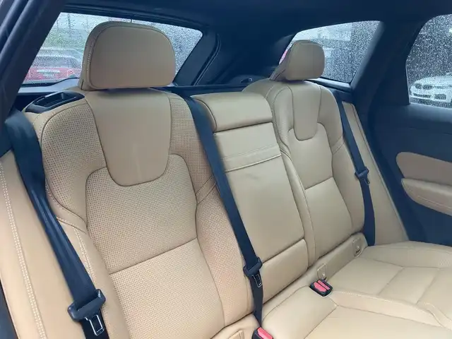 ボルボ ＸＣ６０ B5 AWD インスクリプション 岐阜県 2020(令2)年 2.7万km グレーＭ 電子制御式4輪エアサスペンション/Bowers&Wilkinsプレミアムサウンド/パノラマガラスサンルーフ/City Safety（衝突回避被害軽減ブレーキシステム）/　歩行者・サイクリスト・大型動物検知機能（夜間含む）/　インターセクションサポート（右折時対向車検知機能）/　対向車対応機能/　ステアリングサポート（衝突回避支援機能）/オンカミングレーンミティゲーション/全車速追従機能付ACC/パイロットアシスト/後車衝突回避支援機能付ブラインドスポット/レーンチェンジマージエイド/レーンキーピングエイド/フルアクティブハイビーム/360°ビューカメラ/ヘッドアップ・ディスプレイ/HDDナビゲーションシステム/12セグ地上デジタルTV/ETC2.0対応車載器