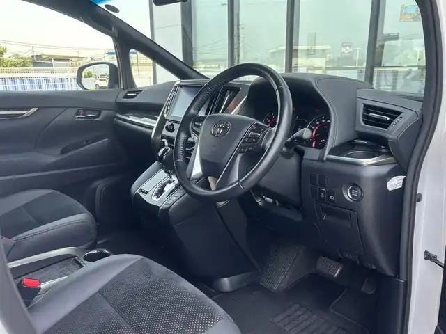 トヨタ ヴェルファイア ゴールデンアイズⅡ 千葉県 2022(令4)年 4.4万km ホワイトパールクリスタルシャイン 純正ディスプレイオーディオ/ナビキットあり/(BT/CD/DVD/AM/DM)/バックカメラ/衝突被害軽減システム/車線逸脱警報/クルーズコントロール/フリップダウンモニター/ハーフレザーシート/両側パワースライドドア/横滑り防止装置/ETC/ドライブレコーダー/LEDヘッドライト/フォグランプ/オートライト/ウィンカーミラー/電動格納ミラー/純正18インチAW/シートリフター/プッシュスタート/スマートキー/フロアマット/ドアバイザー
