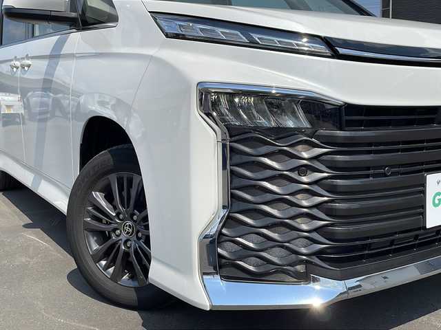 トヨタ ヴォクシー S－Z 道北・旭川 2022(令4)年 3.2万km ホワイトパールクリスタルシャイン ・４WD/・禁煙車/・寒冷地仕様/・10.5インチ純正ナビ/CD/DVD/フルセグTV/BT/USB/HDMI/ミラーキャスト/・純正フリップダウンモニター/・両側電動スライドドア/・助手席側ユニバーサルステップ/・電動リアゲート/・前席シートヒーター/・バックカメラ////トヨタセーフティセンス////・プリクラッシュセーフティ/・レーントレーニングアシスト/・レーンディパーチャーアラート/・レーダークルーズコントロール/・アダプティブハイビームシステム/・プロアクティブドライビングアシスト/・発進遅れ告知機能/・緊急時操舵支援/・フロントクロストラフィックアラート/・ステアリングヒーター/・前後コーナーセンサー/・前方ドライブレコーダー/・LEDヘッドライト/・純正フロアマット/・ビルトインETC/・ミラーヒーター/・スペアキー/・保証書＆取扱説明書/・社外AW冬タイヤ積込