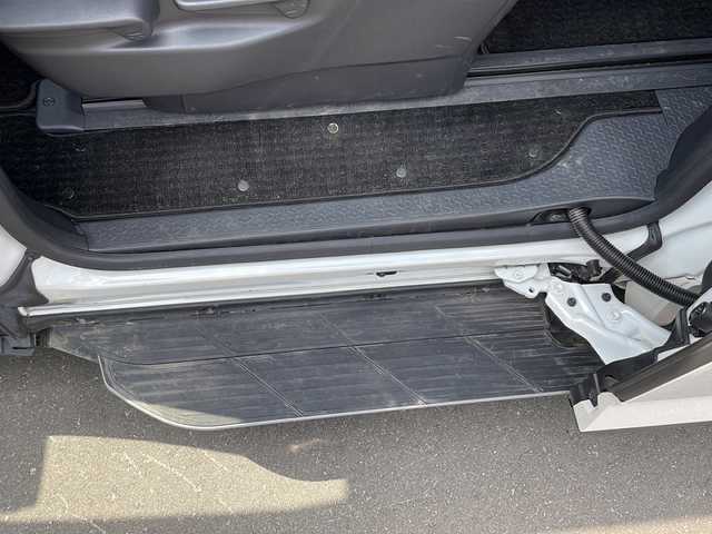 トヨタ ヴォクシー S－Z 道北・旭川 2022(令4)年 3.2万km ホワイトパールクリスタルシャイン ・４WD/・禁煙車/・寒冷地仕様/・10.5インチ純正ナビ/CD/DVD/フルセグTV/BT/USB/HDMI/ミラーキャスト/・純正フリップダウンモニター/・両側電動スライドドア/・助手席側ユニバーサルステップ/・電動リアゲート/・前席シートヒーター/・バックカメラ////トヨタセーフティセンス////・プリクラッシュセーフティ/・レーントレーニングアシスト/・レーンディパーチャーアラート/・レーダークルーズコントロール/・アダプティブハイビームシステム/・プロアクティブドライビングアシスト/・発進遅れ告知機能/・緊急時操舵支援/・フロントクロストラフィックアラート/・ステアリングヒーター/・前後コーナーセンサー/・前方ドライブレコーダー/・LEDヘッドライト/・純正フロアマット/・ビルトインETC/・ミラーヒーター/・スペアキー/・保証書＆取扱説明書/・社外AW冬タイヤ積込