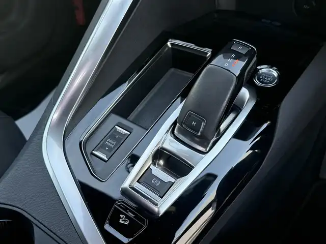 プジョー ３００８ GT ブルー HDi 愛知県 2021(令3)年 1.9万km BLANC NACRE /正規ディーラー車//禁煙車//ワンオーナー//8インチタッチスクリーンナビ//フルセグ/BT/USB//CarPlay/AndroidAuto//バックカメラ/左サイドカメラ//ETC//前後ドライブレコーダー//ワイヤレス充電//テップレザー×アルカンターラシート//D席メモリー付電動シート＆マルチポイントランバーサポート//マッサージ機能付き//シートヒーター//ハンズフリー電動テールゲート//ADAS//アクティブセーフティブレーキ//ブラインドスポットモニター//トラフィックサインインフォメーション//パーキングセンサー//疲労検知システム//レーダークルーズコントロール//スピードリミッター//フルLEDヘッドライト//フォグランプ//インテリジェントハイビーム//アダクティブライト//アンビエントライト//パドルシフト//ドライブモード//Sport/Normal/Eco/Sand/Mud/Snow//TRC//アドバンスドグリップコントロール//ルーフレール//純正18インチAW//スペアタイヤ//オートリトラクタブルウィンカーミラー//革巻きステアリング//ステアスイッチ//プッシュスタート//スペアスマートキー//純正フロアマット/ラゲージマット//保証書/取扱説明書//D記録簿R4.5.6