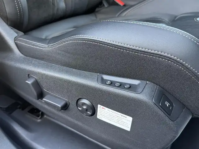 プジョー ３００８ GT ブルー HDi 愛知県 2021(令3)年 1.9万km BLANC NACRE /正規ディーラー車//禁煙車//ワンオーナー//8インチタッチスクリーンナビ//フルセグ/BT/USB//CarPlay/AndroidAuto//バックカメラ/左サイドカメラ//ETC//前後ドライブレコーダー//ワイヤレス充電//テップレザー×アルカンターラシート//D席メモリー付電動シート＆マルチポイントランバーサポート//マッサージ機能付き//シートヒーター//ハンズフリー電動テールゲート//ADAS//アクティブセーフティブレーキ//ブラインドスポットモニター//トラフィックサインインフォメーション//パーキングセンサー//疲労検知システム//レーダークルーズコントロール//スピードリミッター//フルLEDヘッドライト//フォグランプ//インテリジェントハイビーム//アダクティブライト//アンビエントライト//パドルシフト//ドライブモード//Sport/Normal/Eco/Sand/Mud/Snow//TRC//アドバンスドグリップコントロール//ルーフレール//純正18インチAW//スペアタイヤ//オートリトラクタブルウィンカーミラー//革巻きステアリング//ステアスイッチ//プッシュスタート//スペアスマートキー//純正フロアマット/ラゲージマット//保証書/取扱説明書//D記録簿R4.5.6