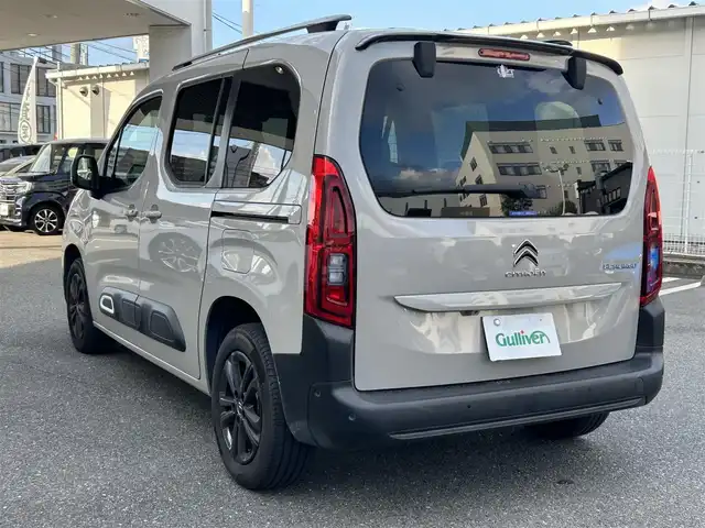 シトロエン シトロエン ベルランゴ シャイン ブルーHDi 福岡県 2022(令4)年 1.4万km サーブル ワンオーナー/純正ナビ（AM/FM/USB/iPod)/ブラインドスポットモニター/バックカメラ/パノラミックガラスルーフ/前後ドライブレコーダー/アクティブクルーズコントロール/ルーフレール/ETC/本革巻きステアリング/アクティブセーフティブレーキ/トラクションコントロール/インテリジェントハイビーム/パーキングセンサー/両側スライドドア/純正フロアマット/純正15インチアルミホイール/スペアキー×１/取扱説明書/保証書
