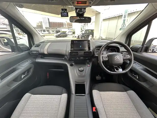 シトロエン シトロエン ベルランゴ シャイン ブルーHDi 福岡県 2022(令4)年 1.4万km サーブル ワンオーナー/純正ナビ（AM/FM/USB/iPod)/ブラインドスポットモニター/バックカメラ/パノラミックガラスルーフ/前後ドライブレコーダー/アクティブクルーズコントロール/ルーフレール/ETC/本革巻きステアリング/アクティブセーフティブレーキ/トラクションコントロール/インテリジェントハイビーム/パーキングセンサー/両側スライドドア/純正フロアマット/純正15インチアルミホイール/スペアキー×１/取扱説明書/保証書