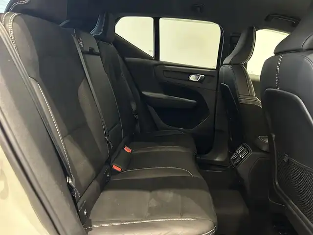 ボルボ ＸＣ４０ T4 AWD Rデザイン 岐阜県 2020(令2)年 2.3万km パール ワンオーナー/HDDナビゲーションシステム/　フルセグTV　Bluetooth　Applecarplay　AndroidAuto/歩行者サイクリスト大型動物検知機能/全車速追従機能付ACC/右折時対向車検知機能/被追突時警告機能/クロストラフィックアラート/ブラインドスポットインフォメーションシステム/レーンチェンジマージエイド/パイロットアシスト　車線維持支援機能/レーンキーピングエイド/対向車線衝突回避支援機能/ロードサインインフォメーション/360°ビューカメラ/パークアシストパイロット/電動プリクラッシュテンショナー付フロントシートベルト/衝撃吸収機構付フロントシート