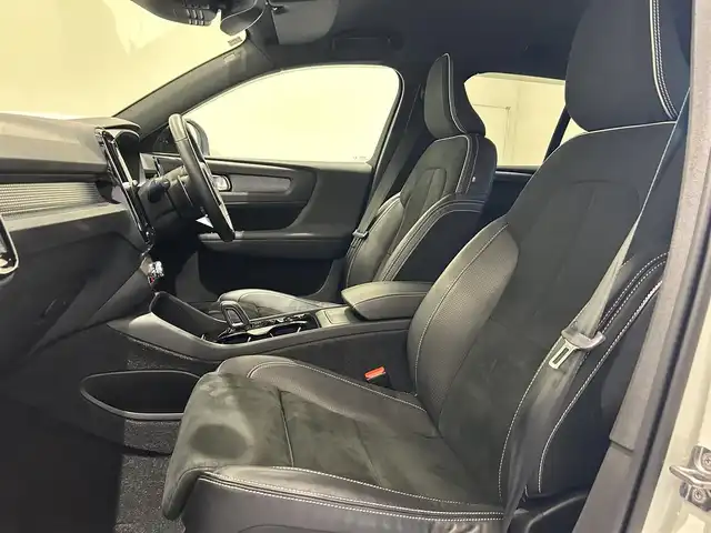 ボルボ ＸＣ４０ T4 AWD Rデザイン 岐阜県 2020(令2)年 2.3万km パール ワンオーナー/HDDナビゲーションシステム/　フルセグTV　Bluetooth　Applecarplay　AndroidAuto/歩行者サイクリスト大型動物検知機能/全車速追従機能付ACC/右折時対向車検知機能/被追突時警告機能/クロストラフィックアラート/ブラインドスポットインフォメーションシステム/レーンチェンジマージエイド/パイロットアシスト　車線維持支援機能/レーンキーピングエイド/対向車線衝突回避支援機能/ロードサインインフォメーション/360°ビューカメラ/パークアシストパイロット/電動プリクラッシュテンショナー付フロントシートベルト/衝撃吸収機構付フロントシート
