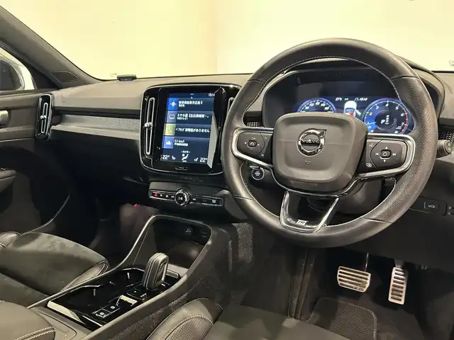 ボルボ ＸＣ４０ T4 AWD Rデザイン 岐阜県 2020(令2)年 2.3万km パール ワンオーナー/HDDナビゲーションシステム/　フルセグTV　Bluetooth　Applecarplay　AndroidAuto/歩行者サイクリスト大型動物検知機能/全車速追従機能付ACC/右折時対向車検知機能/被追突時警告機能/クロストラフィックアラート/ブラインドスポットインフォメーションシステム/レーンチェンジマージエイド/パイロットアシスト　車線維持支援機能/レーンキーピングエイド/対向車線衝突回避支援機能/ロードサインインフォメーション/360°ビューカメラ/パークアシストパイロット/電動プリクラッシュテンショナー付フロントシートベルト/衝撃吸収機構付フロントシート