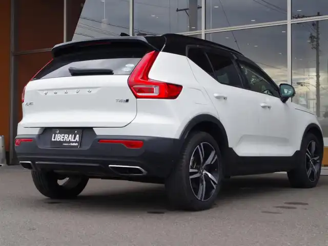 ボルボ ＸＣ４０ T4 AWD Rデザイン 岐阜県 2020(令2)年 2.3万km パール ワンオーナー/HDDナビゲーションシステム/　フルセグTV　Bluetooth　Applecarplay　AndroidAuto/歩行者サイクリスト大型動物検知機能/全車速追従機能付ACC/右折時対向車検知機能/被追突時警告機能/クロストラフィックアラート/ブラインドスポットインフォメーションシステム/レーンチェンジマージエイド/パイロットアシスト　車線維持支援機能/レーンキーピングエイド/対向車線衝突回避支援機能/ロードサインインフォメーション/360°ビューカメラ/パークアシストパイロット/電動プリクラッシュテンショナー付フロントシートベルト/衝撃吸収機構付フロントシート