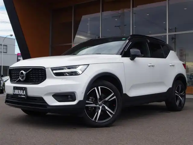 ボルボ ＸＣ４０ T4 AWD Rデザイン 岐阜県 2020(令2)年 2.3万km パール ワンオーナー/HDDナビゲーションシステム/　フルセグTV　Bluetooth　Applecarplay　AndroidAuto/歩行者サイクリスト大型動物検知機能/全車速追従機能付ACC/右折時対向車検知機能/被追突時警告機能/クロストラフィックアラート/ブラインドスポットインフォメーションシステム/レーンチェンジマージエイド/パイロットアシスト　車線維持支援機能/レーンキーピングエイド/対向車線衝突回避支援機能/ロードサインインフォメーション/360°ビューカメラ/パークアシストパイロット/電動プリクラッシュテンショナー付フロントシートベルト/衝撃吸収機構付フロントシート