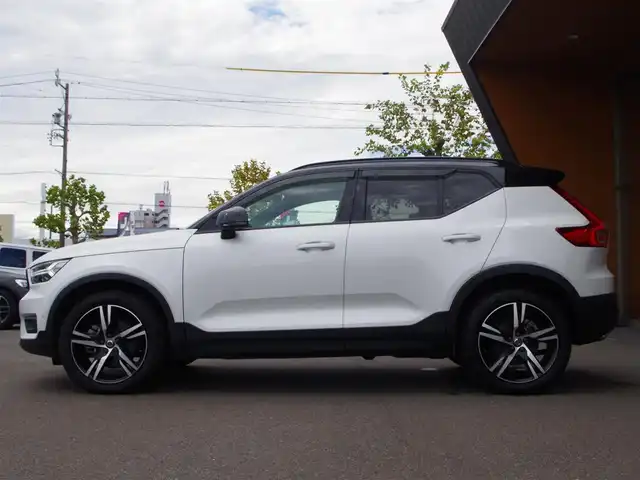 ボルボ ＸＣ４０ T4 AWD Rデザイン 岐阜県 2020(令2)年 2.3万km パール ワンオーナー/HDDナビゲーションシステム/　フルセグTV　Bluetooth　Applecarplay　AndroidAuto/歩行者サイクリスト大型動物検知機能/全車速追従機能付ACC/右折時対向車検知機能/被追突時警告機能/クロストラフィックアラート/ブラインドスポットインフォメーションシステム/レーンチェンジマージエイド/パイロットアシスト　車線維持支援機能/レーンキーピングエイド/対向車線衝突回避支援機能/ロードサインインフォメーション/360°ビューカメラ/パークアシストパイロット/電動プリクラッシュテンショナー付フロントシートベルト/衝撃吸収機構付フロントシート