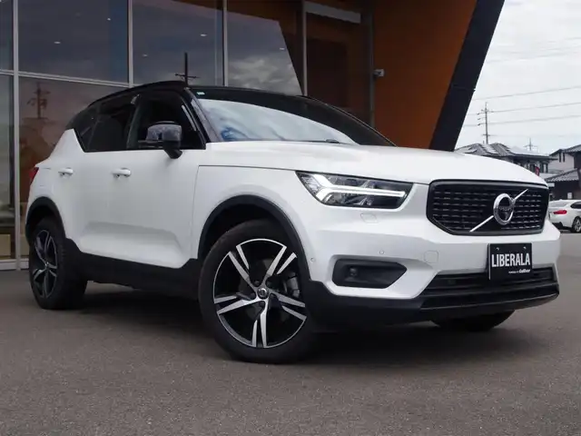 ボルボ ＸＣ４０ T4 AWD Rデザイン 岐阜県 2020(令2)年 2.3万km パール ワンオーナー/HDDナビゲーションシステム/　フルセグTV　Bluetooth　Applecarplay　AndroidAuto/歩行者サイクリスト大型動物検知機能/全車速追従機能付ACC/右折時対向車検知機能/被追突時警告機能/クロストラフィックアラート/ブラインドスポットインフォメーションシステム/レーンチェンジマージエイド/パイロットアシスト　車線維持支援機能/レーンキーピングエイド/対向車線衝突回避支援機能/ロードサインインフォメーション/360°ビューカメラ/パークアシストパイロット/電動プリクラッシュテンショナー付フロントシートベルト/衝撃吸収機構付フロントシート