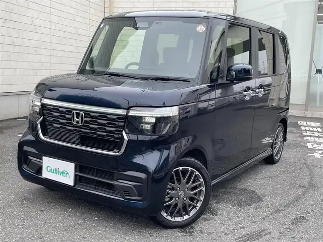 ホンダ Ｎ ＢＯＸ カスタム ターボ 埼玉県 2024(令6)年 0.4万km ミッドナイトブルービームM Honda SENSING/・衝突軽減ブレーキ/・踏み間違い衝突軽減システム/・パーキングセンサー警報/・車線維持支援システム/・アダプティブクルーズコントロール/Honda CONNECT for Gathers純正ナビ/DTV/BT/CD/DVD/SD/USB/iPod/Apple CarPlay/Android Auto/Music Rack/ハーフレザーシート/前席シートヒーター/両側パワースライドドア/マルチビューカメラ/パドルシフト/チップアップシート/ コンビニフック付シートバックテーブル(運転席＆助手席)/ オートリトラミラー/ 左右独立式リアセンターアームレスト/ 本革巻ステアリング/社外ドライブレコーダー/【VREC-DZ210D】/ビルトインETC/プッシュスタート/スマートキー/スペアキー
