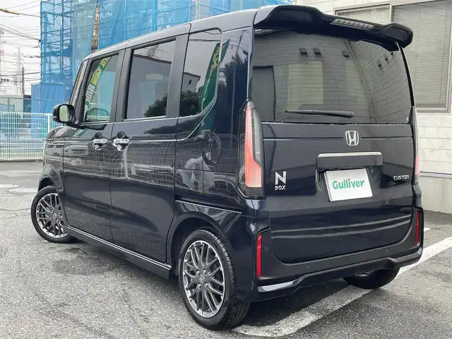 ホンダ Ｎ ＢＯＸ カスタム ターボ 埼玉県 2024(令6)年 0.4万km ミッドナイトブルービームM Honda SENSING/・衝突軽減ブレーキ/・踏み間違い衝突軽減システム/・パーキングセンサー警報/・車線維持支援システム/・アダプティブクルーズコントロール/Honda CONNECT for Gathers純正ナビ/DTV/BT/CD/DVD/SD/USB/iPod/Apple CarPlay/Android Auto/Music Rack/ハーフレザーシート/前席シートヒーター/両側パワースライドドア/マルチビューカメラ/パドルシフト/チップアップシート/ コンビニフック付シートバックテーブル(運転席＆助手席)/ オートリトラミラー/ 左右独立式リアセンターアームレスト/ 本革巻ステアリング/社外ドライブレコーダー/【VREC-DZ210D】/ビルトインETC/プッシュスタート/スマートキー/スペアキー