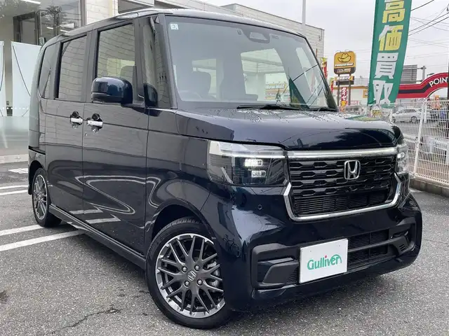 ホンダ Ｎ ＢＯＸ カスタム ターボ 埼玉県 2024(令6)年 0.4万km ミッドナイトブルービームM Honda SENSING/・衝突軽減ブレーキ/・踏み間違い衝突軽減システム/・パーキングセンサー警報/・車線維持支援システム/・アダプティブクルーズコントロール/Honda CONNECT for Gathers純正ナビ/DTV/BT/CD/DVD/SD/USB/iPod/Apple CarPlay/Android Auto/Music Rack/ハーフレザーシート/前席シートヒーター/両側パワースライドドア/マルチビューカメラ/パドルシフト/チップアップシート/ コンビニフック付シートバックテーブル(運転席＆助手席)/ オートリトラミラー/ 左右独立式リアセンターアームレスト/ 本革巻ステアリング/社外ドライブレコーダー/【VREC-DZ210D】/ビルトインETC/プッシュスタート/スマートキー/スペアキー