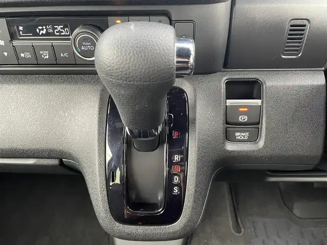 ホンダ Ｎ ＢＯＸ カスタム ターボ 埼玉県 2024(令6)年 0.4万km ミッドナイトブルービームM Honda SENSING/・衝突軽減ブレーキ/・踏み間違い衝突軽減システム/・パーキングセンサー警報/・車線維持支援システム/・アダプティブクルーズコントロール/Honda CONNECT for Gathers純正ナビ/DTV/BT/CD/DVD/SD/USB/iPod/Apple CarPlay/Android Auto/Music Rack/ハーフレザーシート/前席シートヒーター/両側パワースライドドア/マルチビューカメラ/パドルシフト/チップアップシート/ コンビニフック付シートバックテーブル(運転席＆助手席)/ オートリトラミラー/ 左右独立式リアセンターアームレスト/ 本革巻ステアリング/社外ドライブレコーダー/【VREC-DZ210D】/ビルトインETC/プッシュスタート/スマートキー/スペアキー