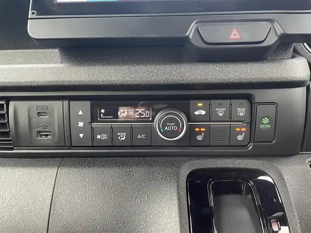 ホンダ Ｎ ＢＯＸ カスタム ターボ 埼玉県 2024(令6)年 0.4万km ミッドナイトブルービームM Honda SENSING/・衝突軽減ブレーキ/・踏み間違い衝突軽減システム/・パーキングセンサー警報/・車線維持支援システム/・アダプティブクルーズコントロール/Honda CONNECT for Gathers純正ナビ/DTV/BT/CD/DVD/SD/USB/iPod/Apple CarPlay/Android Auto/Music Rack/ハーフレザーシート/前席シートヒーター/両側パワースライドドア/マルチビューカメラ/パドルシフト/チップアップシート/ コンビニフック付シートバックテーブル(運転席＆助手席)/ オートリトラミラー/ 左右独立式リアセンターアームレスト/ 本革巻ステアリング/社外ドライブレコーダー/【VREC-DZ210D】/ビルトインETC/プッシュスタート/スマートキー/スペアキー