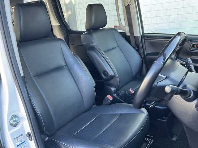 トヨタ エスクァイア Gi 福島県 2015(平27)年 8.3万km ホワイトパールクリスタルシャイン ワンオナ　純正ＳＤナビ　バックＣ　フルセグ　ＢＴ　両側パワスラ　ＬＥＤヘッドライト　オートハイビーム　寒冷地仕様　前席シートヒーター　２１年式冬タイヤ付純正ＡＷ車載　クルコン　ビルトＥＴＣ　黒革シート