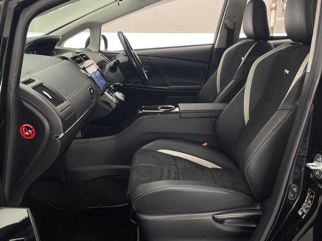 トヨタ プリウス α S ツーリングセレ GRスポーツ 宮崎県 2018(平30)年 7.1万km アティチュードブラックマイカ 禁煙車/純正9型ナビTV/（NSZT-Y68T/CD/DVD/Bluetooth/フルセグTV)/純正バックカメラ/純正LEDオートライト/純正LEDフォグ/純正18インチアルミ/純正エアロ/純正ルーフエンドスポイラー/純正フロアマット/ウインカードアミラー/ピアノブラックパネル/GRハーフレザーシート/本革巻ハンドル/スマートキー/プッシュエンジンスタート/新車時保証書/取扱い説明書