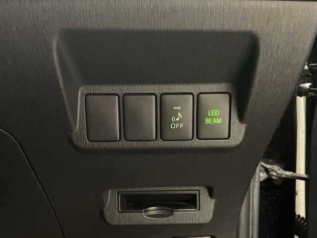 トヨタ プリウス α S ツーリングセレ GRスポーツ 宮崎県 2018(平30)年 7.1万km アティチュードブラックマイカ 禁煙車/純正9型ナビTV/（NSZT-Y68T/CD/DVD/Bluetooth/フルセグTV)/純正バックカメラ/純正LEDオートライト/純正LEDフォグ/純正18インチアルミ/純正エアロ/純正ルーフエンドスポイラー/純正フロアマット/ウインカードアミラー/ピアノブラックパネル/GRハーフレザーシート/本革巻ハンドル/スマートキー/プッシュエンジンスタート/新車時保証書/取扱い説明書