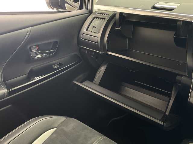 トヨタ プリウス α S ツーリングセレ GRスポーツ 宮崎県 2018(平30)年 7.1万km アティチュードブラックマイカ 禁煙車/純正9型ナビTV/（NSZT-Y68T/CD/DVD/Bluetooth/フルセグTV)/純正バックカメラ/純正LEDオートライト/純正LEDフォグ/純正18インチアルミ/純正エアロ/純正ルーフエンドスポイラー/純正フロアマット/ウインカードアミラー/ピアノブラックパネル/GRハーフレザーシート/本革巻ハンドル/スマートキー/プッシュエンジンスタート/新車時保証書/取扱い説明書